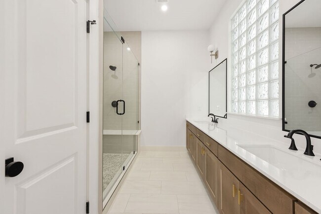 Building Photo - 2121 Hoskins Dr