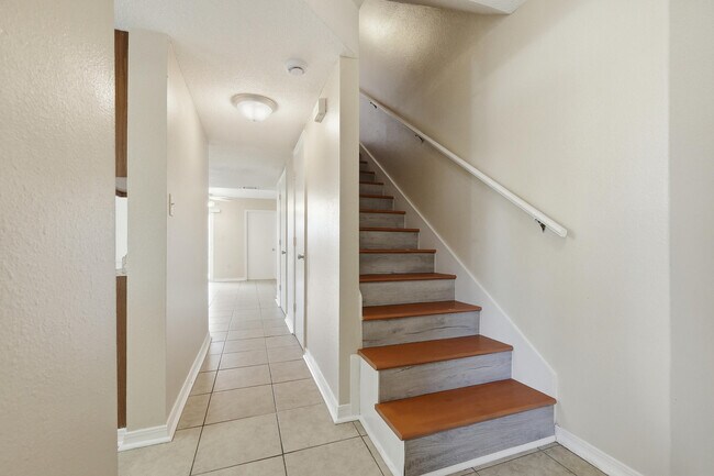Building Photo - 1807 Whispering Oaks Ln