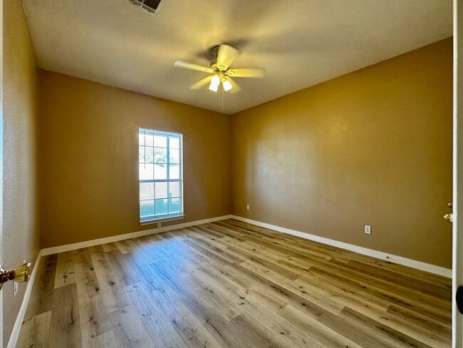 Building Photo - 4/4 Duplex in the Baylor Bubble!