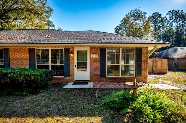 Building Photo - Charming 2 bedroom home on a large lot on ...