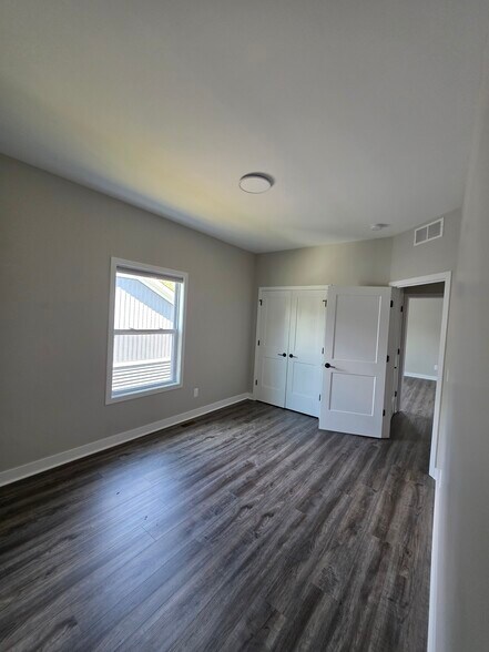 Building Photo - 8436 Oak Shade Cir