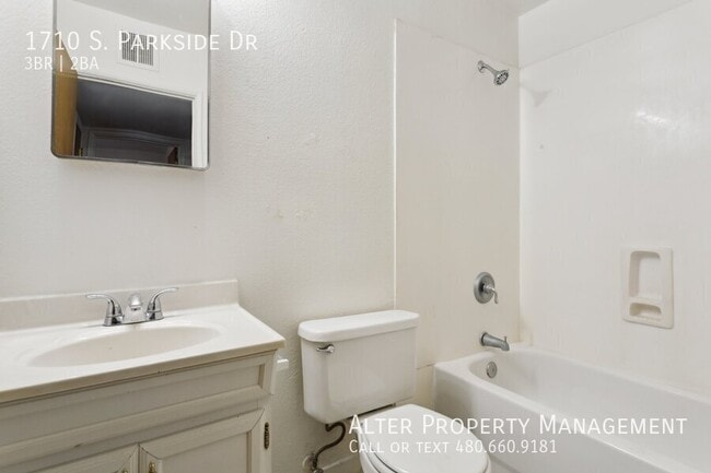 Building Photo - 1710 S Parkside Dr