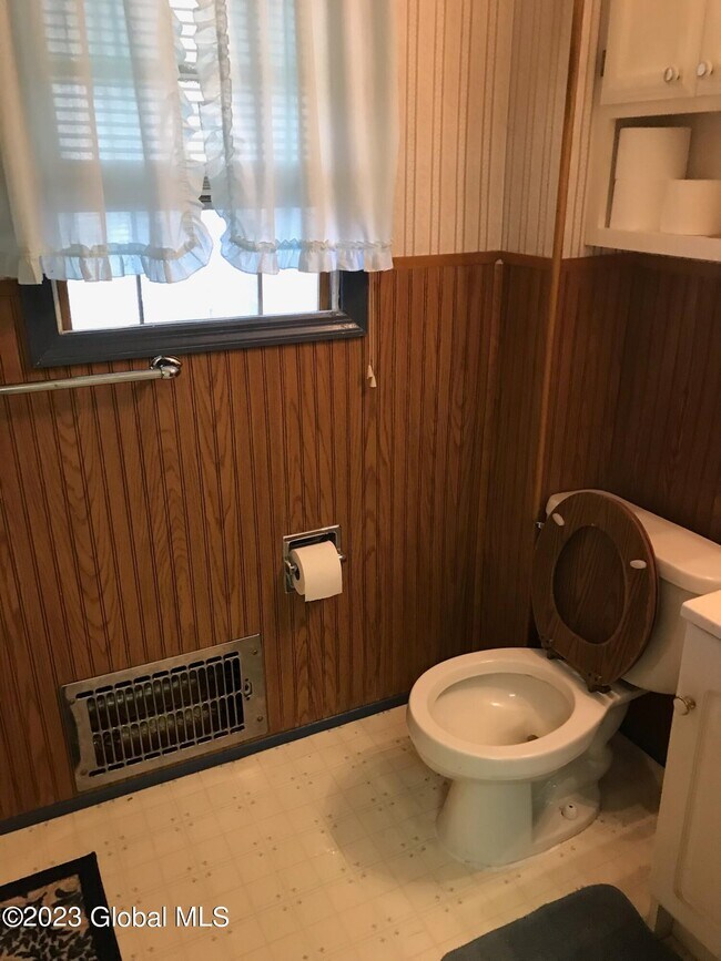 Building Photo - 354 4th Ave