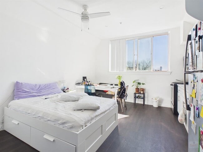 Building Photo - 1010 W 26th St