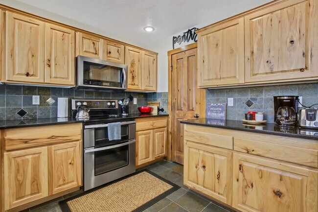 Building Photo - 130 Par Dr