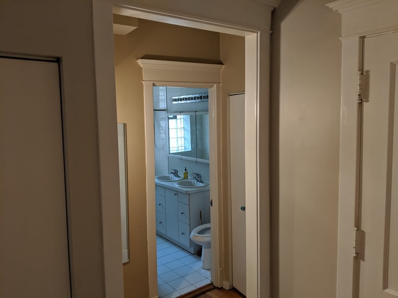 Foyer - 925 E 61st St