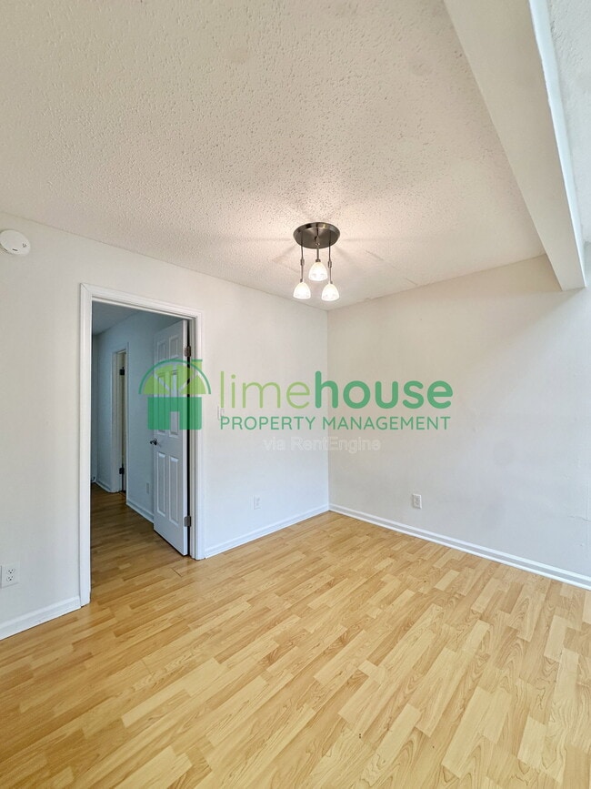 Building Photo - 3207 Creekside Dr
