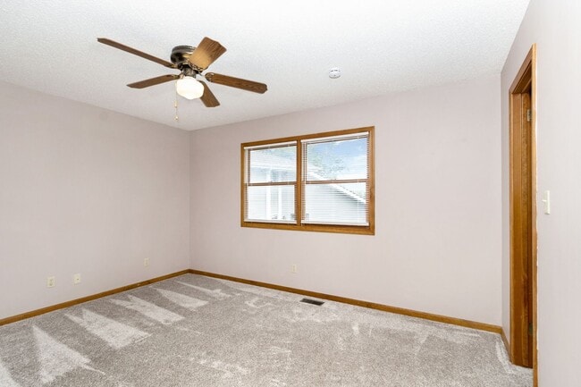 Building Photo - Large town house for rent!