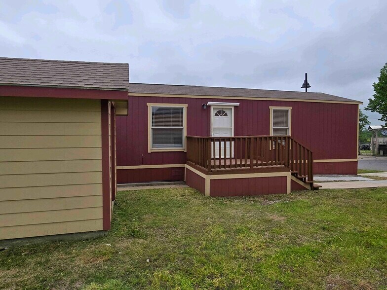 Building Photo - 709 N Collins Fwy