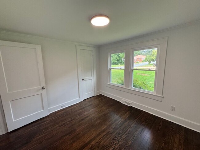 Building Photo - Renovated 3 Bedroom/2 Bath Home