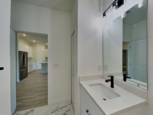 Building Photo - 1125 Highlands Rd