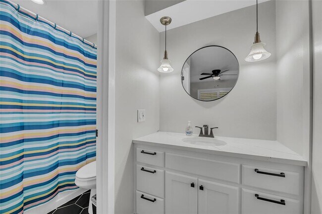 Building Photo - 3400 Laguna Dr