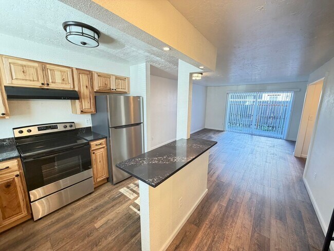 Building Photo - 2 Bedroom Town House!