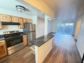 Building Photo - 2 Bedroom Town House!