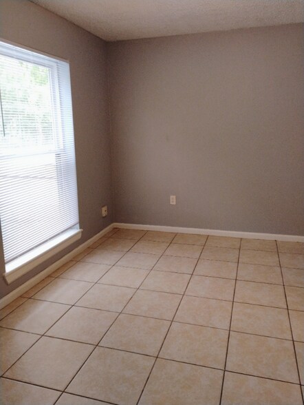 Building Photo - 1652 Cedar Lake Dr