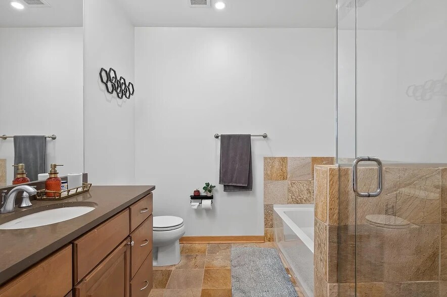 Building Photo - 3104 W Lake St