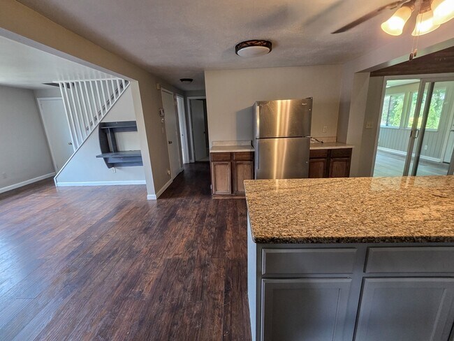 Building Photo - 151 Mahoning Dr