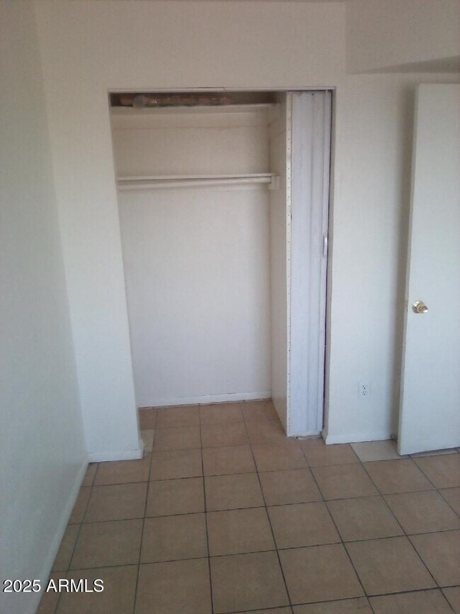 Building Photo - 1321 W Vogel Ave