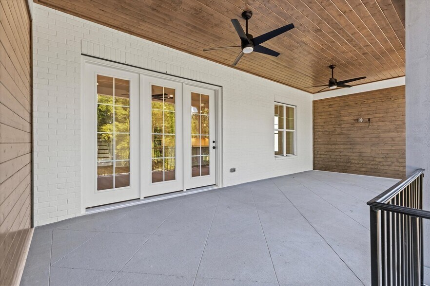 Building Photo - 321 Old Shackle Island Rd