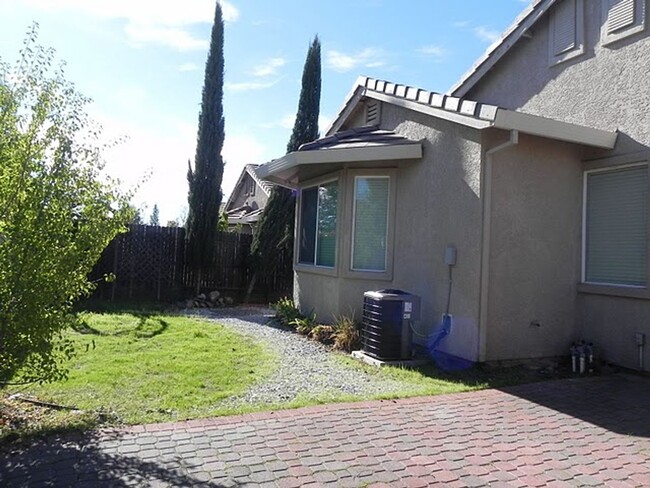 Building Photo - Four Bedroom Two Bathroom Home in Folsom