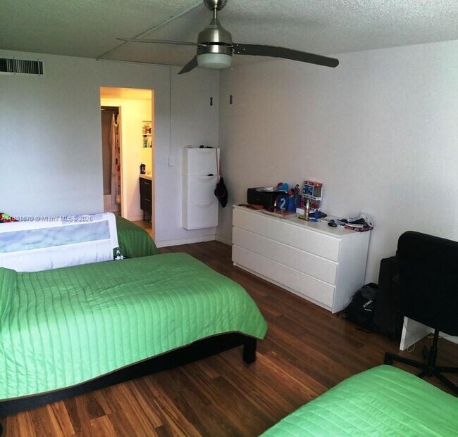 Building Photo - 3475 N Country Club Dr