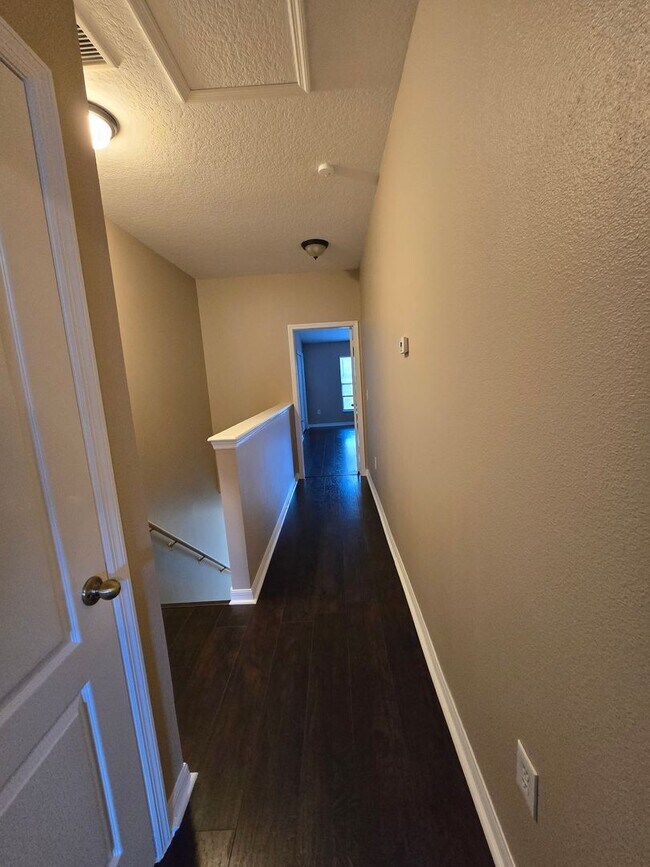 Building Photo - Great Town Home in Gated Community with Pool and Pond View