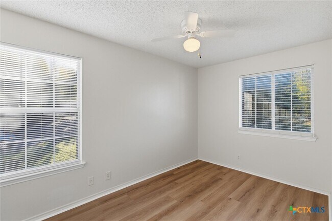 Building Photo - 115 Crest Dr