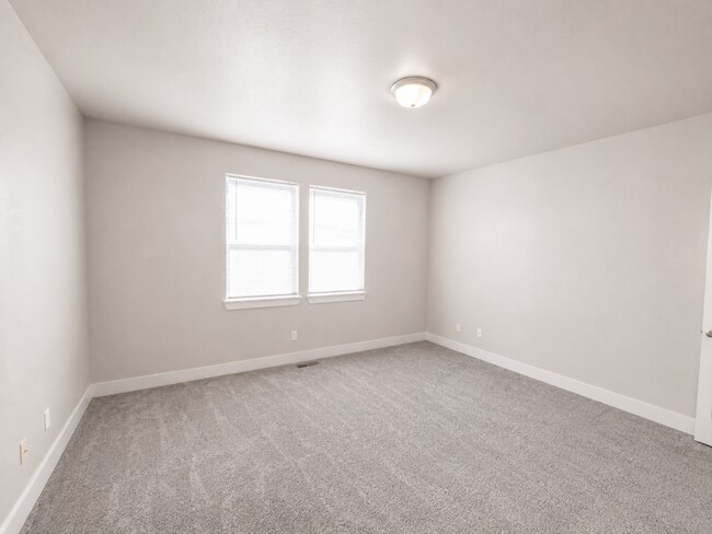 Building Photo - Spacious 3BR Home with Private Yard Near Alpenglow Park