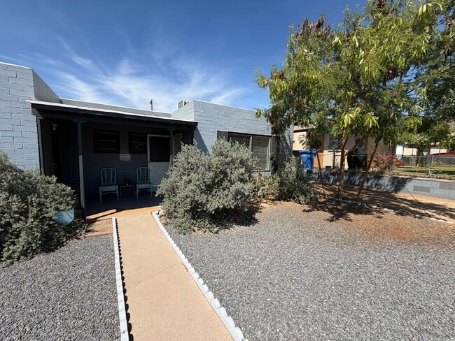 Building Photo - Furnished cozy 1 bedroom Duplex!