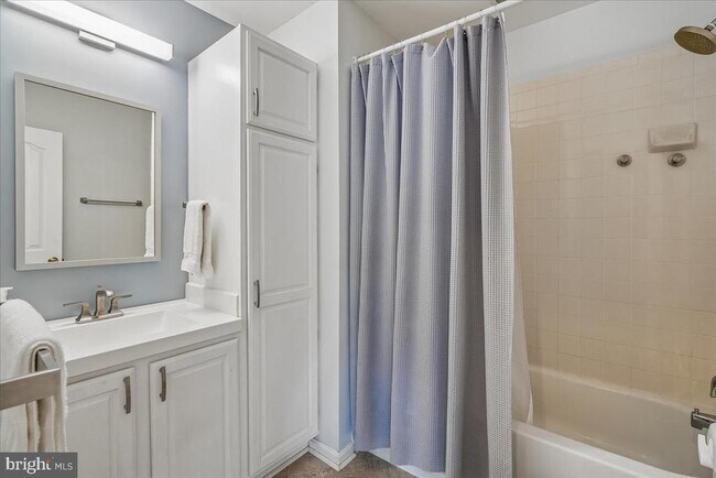 Building Photo - 4400 Loganberry Ln