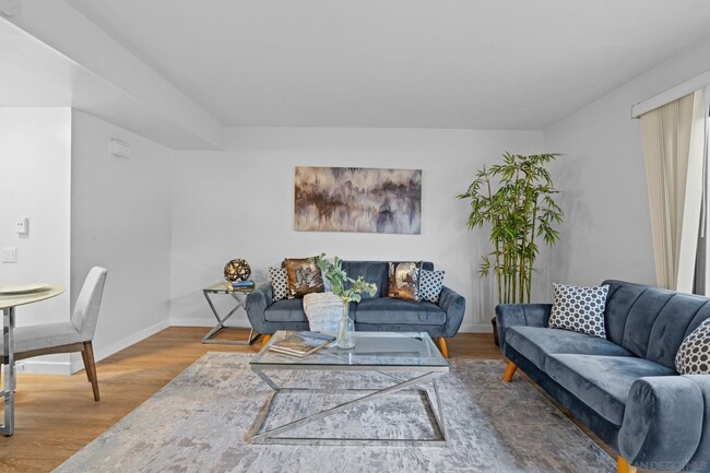 Building Photo - Upgraded 1 Bedroom, 1 Bath Townhome in Pri...