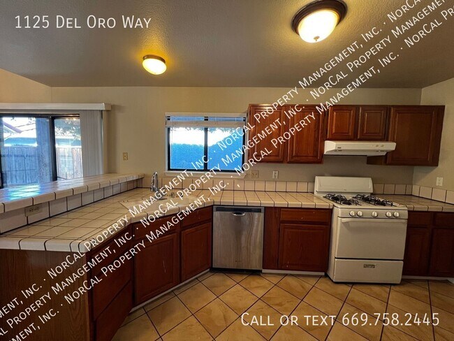 Building Photo - 1125 Del Oro Way