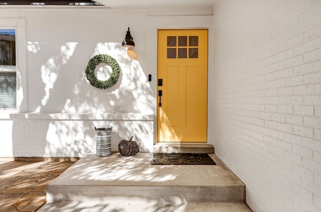 Building Photo - Modern 2 BDR Retreat: Serene Backyard