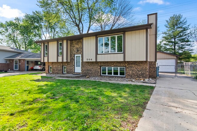 Building Photo - 204 Saxon Dr