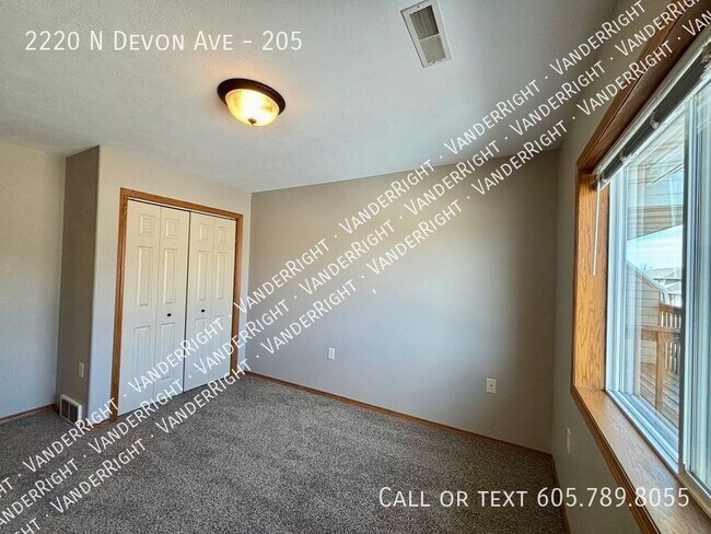 Building Photo - 2220 Devon Ave