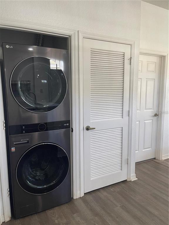 Building Photo - 4560 Yellowgold Rd E