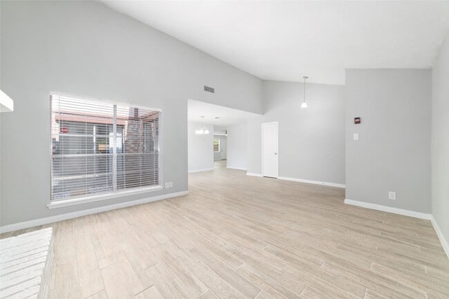 Building Photo - 10522 Northview Dr