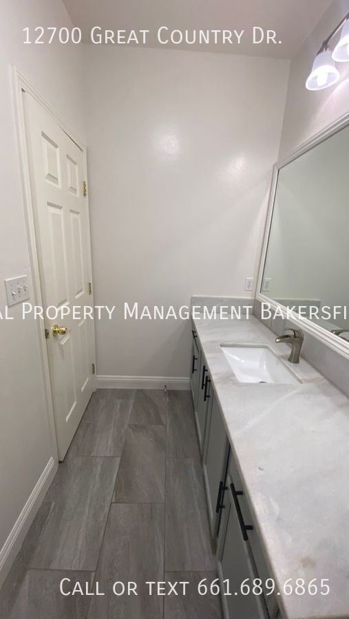 Building Photo - 12700 Great Country Dr