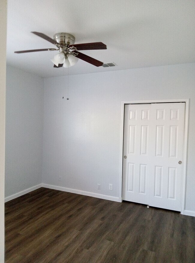 Building Photo - Beautiful and Spacious 3bdrm/2bath 2 car g...