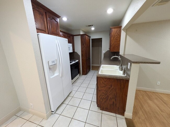 Building Photo - 5031 Simpson Ave