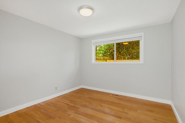 Building Photo - Quaint 2 Bedroom in Beacon Hill