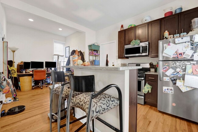 Building Photo - 1903 W Dickens Ave