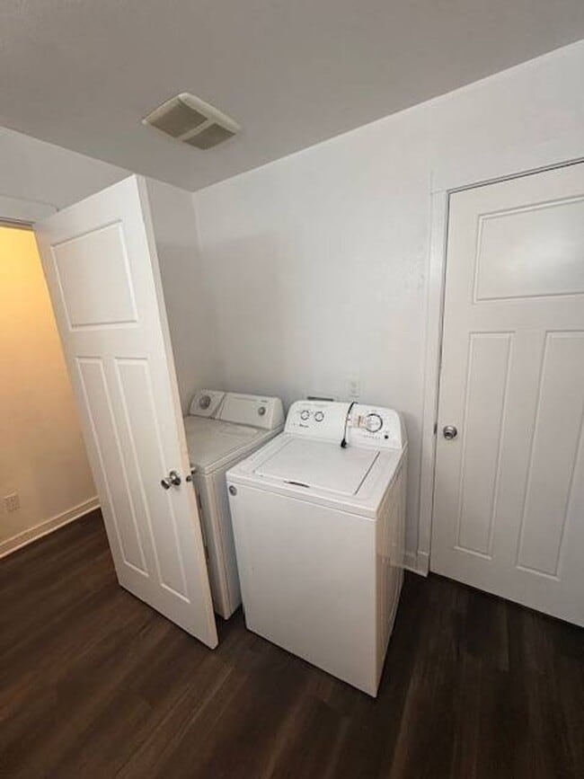 Building Photo - 608 Mark St