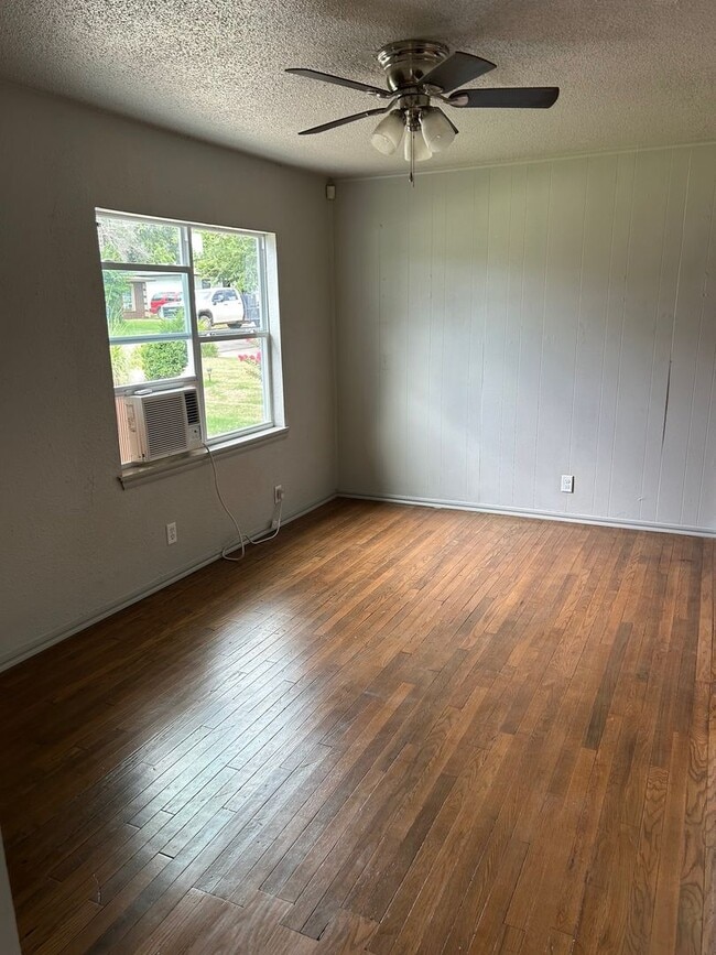 Building Photo - Charming 3 bedroom, 1 bathroom home