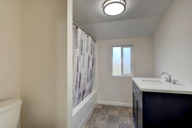 Building Photo - 830 W 12th St