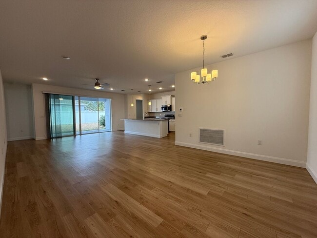 Building Photo - Beautiful 4 bedroom 2 bathroom home