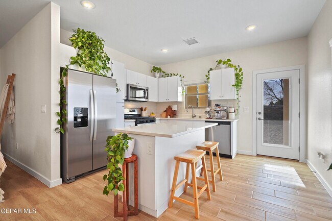 Building Photo - 444 Deserts Dr