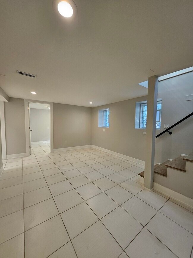 Building Photo - 901 N Francisco Ave