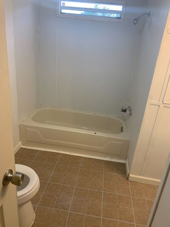 Building Photo - APPROVED SECTION 8 VOUCHERS ONLY! - 2 Bedr...