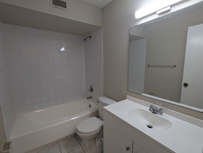 Building Photo - 2/2 in Whispering Pines - Close to shoppin...
